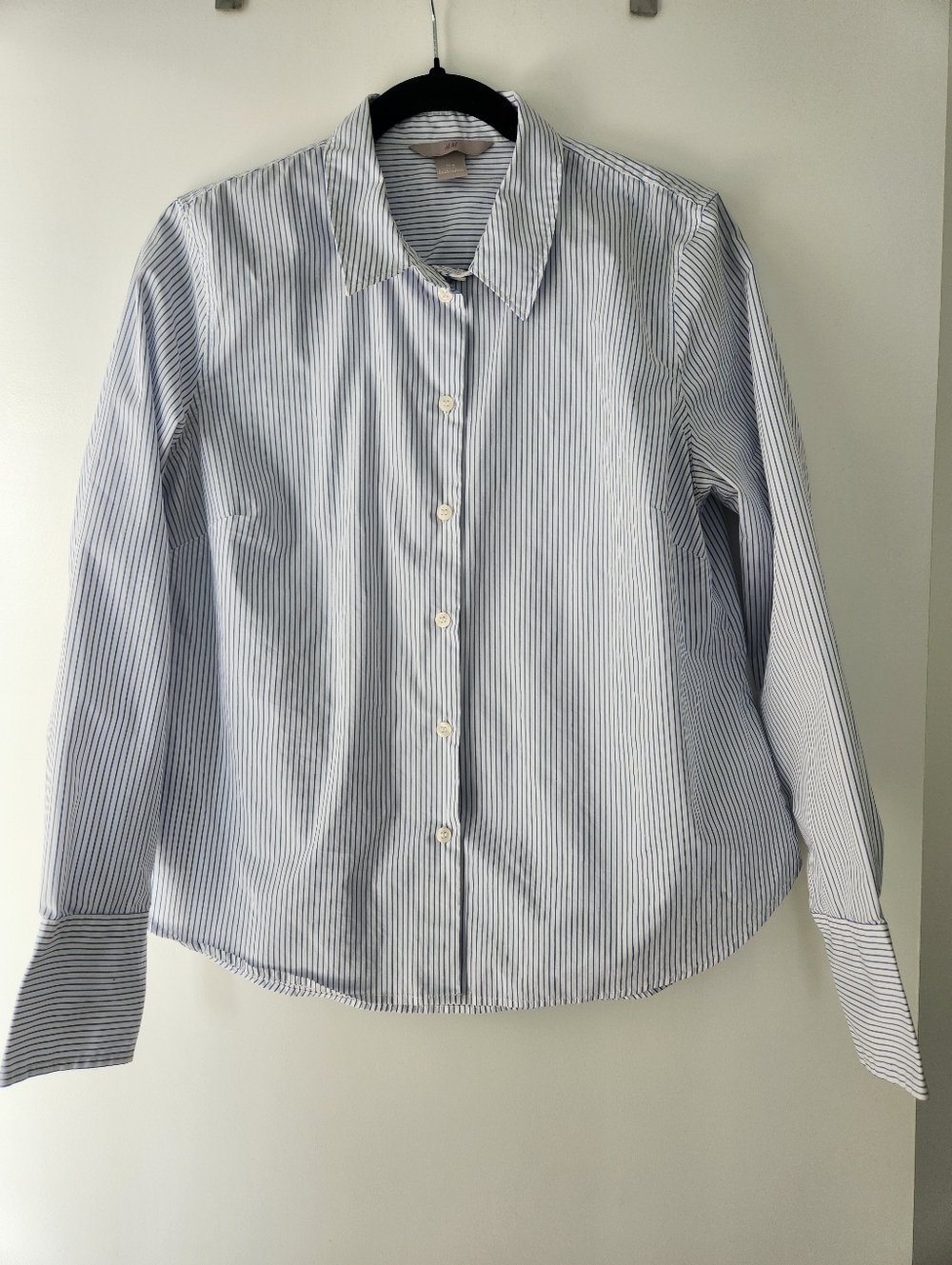 Womens H&M Blue and White Stripe Button-Up Shirt M
